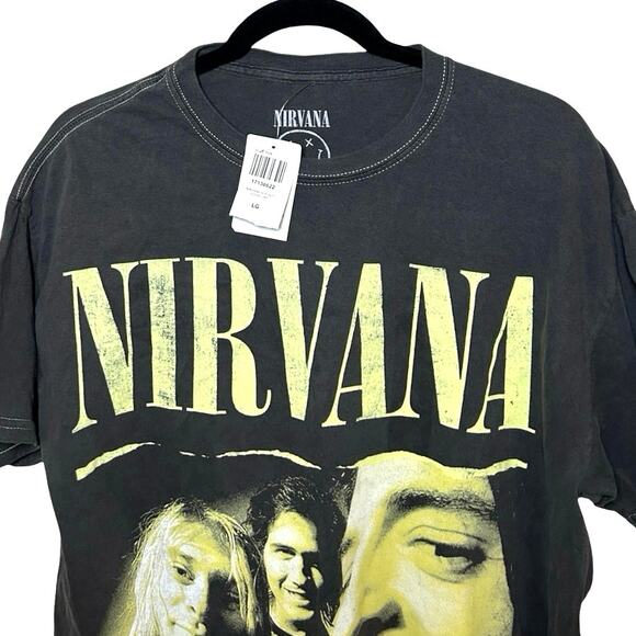 NWT Hot Topic Men’s Nirvana Torn Edge Graphic T-Shirt Size Large - Picture 3 of 6